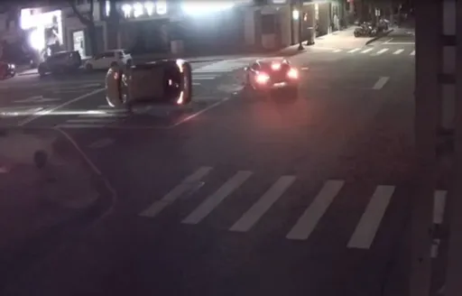 芭比Q!小黃路口搶快頭過身不過 騰空一圈半側翻