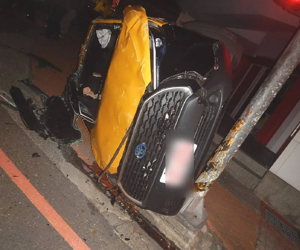 計程車落地側翻,劉姓運將受到擦挫傷。讀者提供
