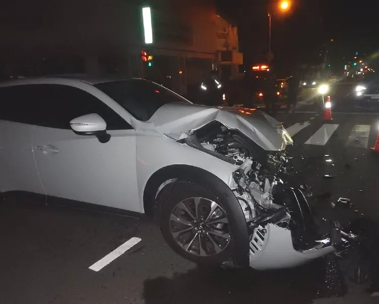 休旅車車頭嚴重毀損。讀者提供