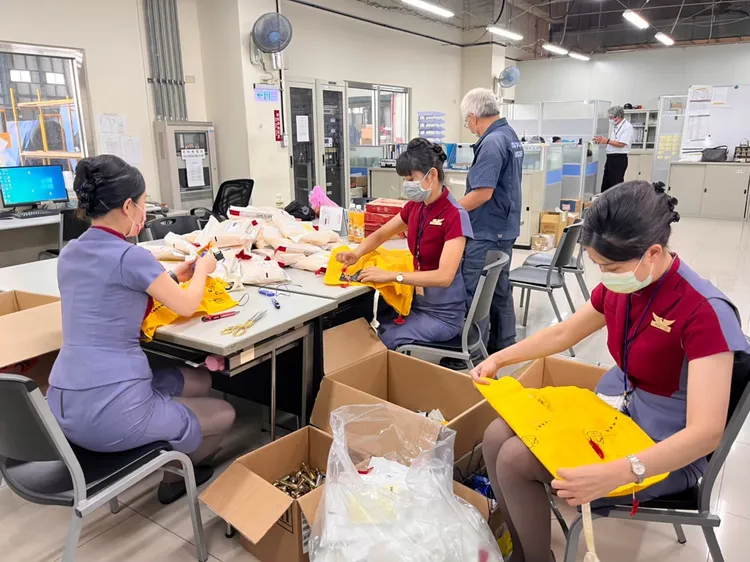 華信航空退役機救生衣，製成時尚隨身配件。翻攝「華信航空 Mandarin Airlines 」