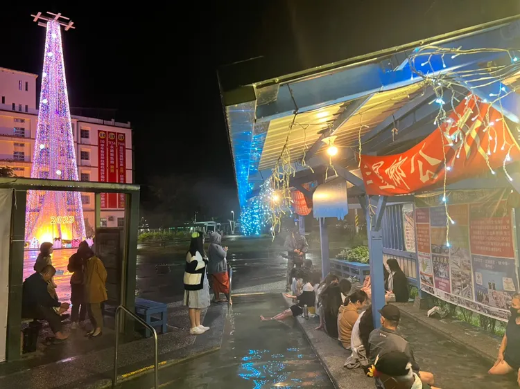 三星鄉公所延長全國第一個「最有溫度候車亭」泡足湯時間，還在耕莘護專宜蘭校區打造35米高聖誕樹，讓民眾可在等車同時，還能欣賞聖誕樹。公所提供