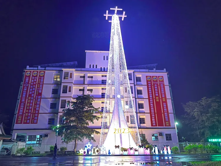 12月19日起至明年元宵節，每日中午12時到晚上8時，大家都可在全國唯一的「最有溫度的候車亭」感受溫暖，還可以邊泡腳邊欣賞最亮麗的35米高聖誕樹。公所提供