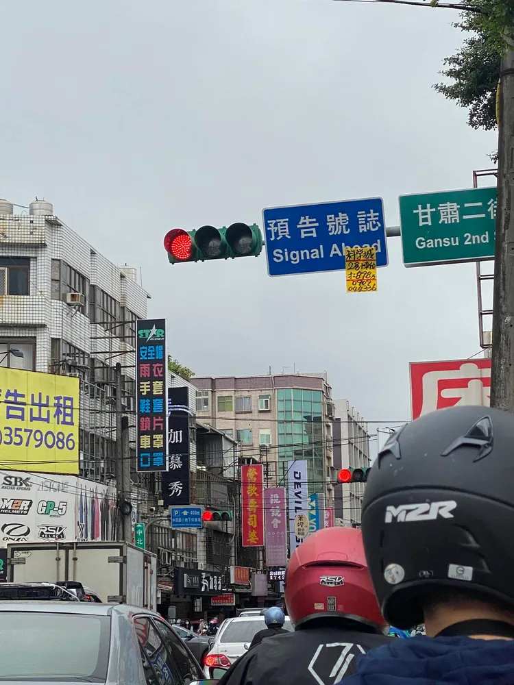 網友直擊售屋小廣告懸空高掛，好奇問道：「這是自己飛上去的嗎？？？」翻攝《路上觀察學院》社團