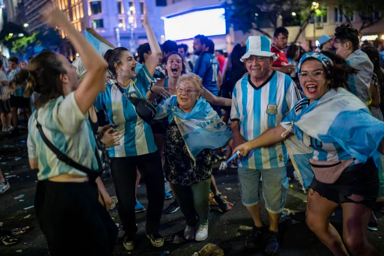 白髮老婦也加入布宜諾斯艾利斯街頭年輕人歡慶阿根廷在世足賽奪冠的行列。美聯社