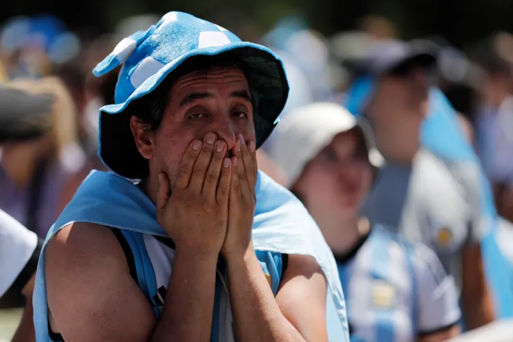 冠軍戰下半場法國連進兩球追平，遠在布宜諾斯艾利斯的阿根廷球迷錯愕不已。路透社