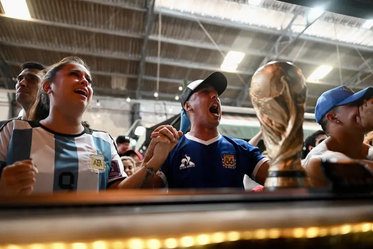 布宜諾斯艾利斯聖太摩市場區一家酒吧18日擠滿觀賽球迷，阿根廷罰球進球時全場歡呼。路透社