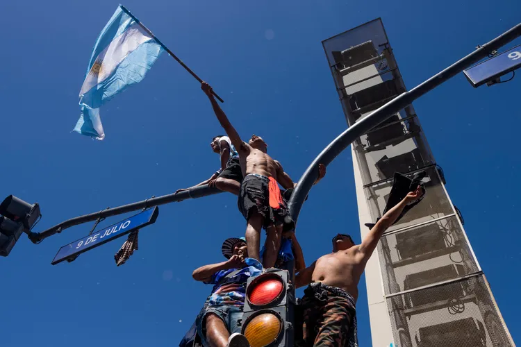 球迷爬上電燈桿歡呼。美聯社