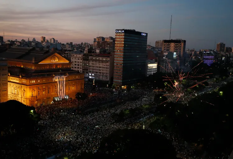 首都市中心人潮在入夜後仍未散去。路透社