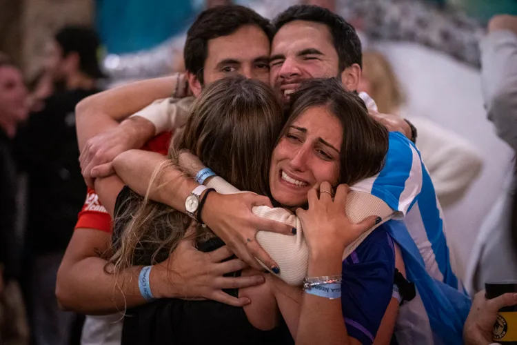 球迷喜極而泣。美聯社