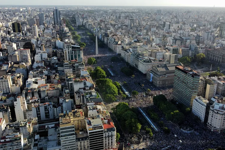 空中俯瞰布宜諾斯艾利斯市中心的七月九日大道，滿滿群眾擠滿街道。法新社