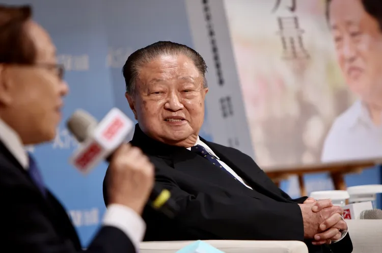 鄭崇華(右)對於人生都秉持正向樂觀態度。林林攝