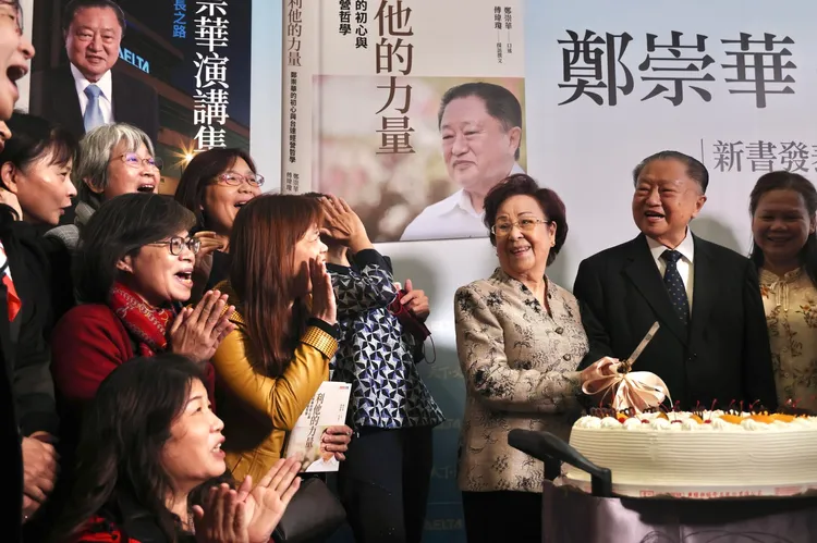 鄭崇華(右1)推出新書，太太謝逸英(右2)也到場支持。林林攝