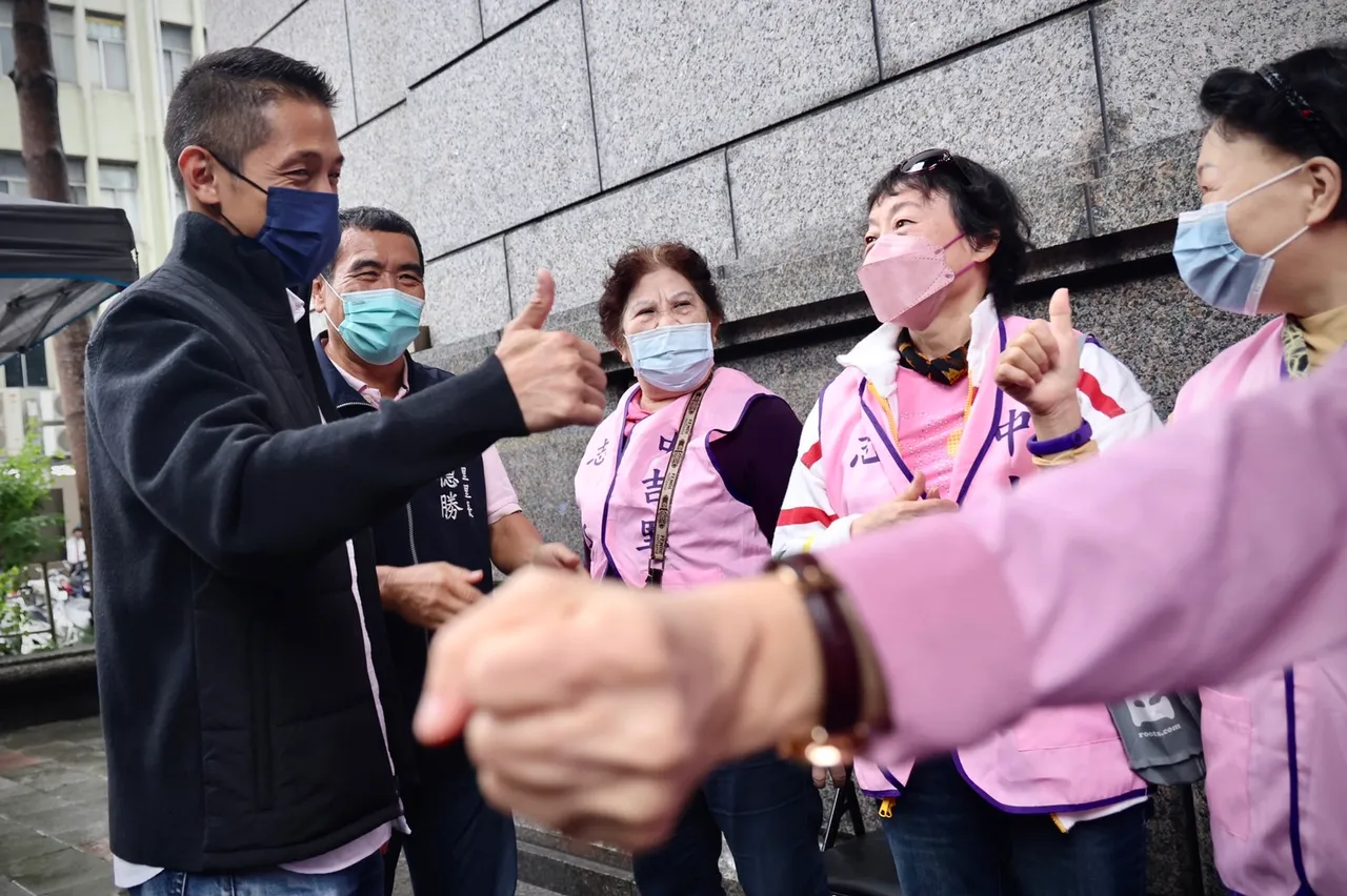 吳怡農今天來是替志工打氣,沒有要捐血。林林攝