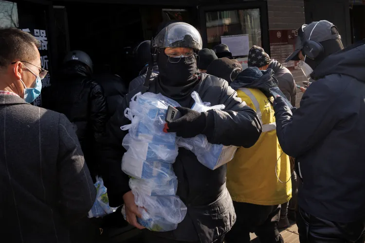 外送人員7日在北京一間藥局採買大量藥物。路透社