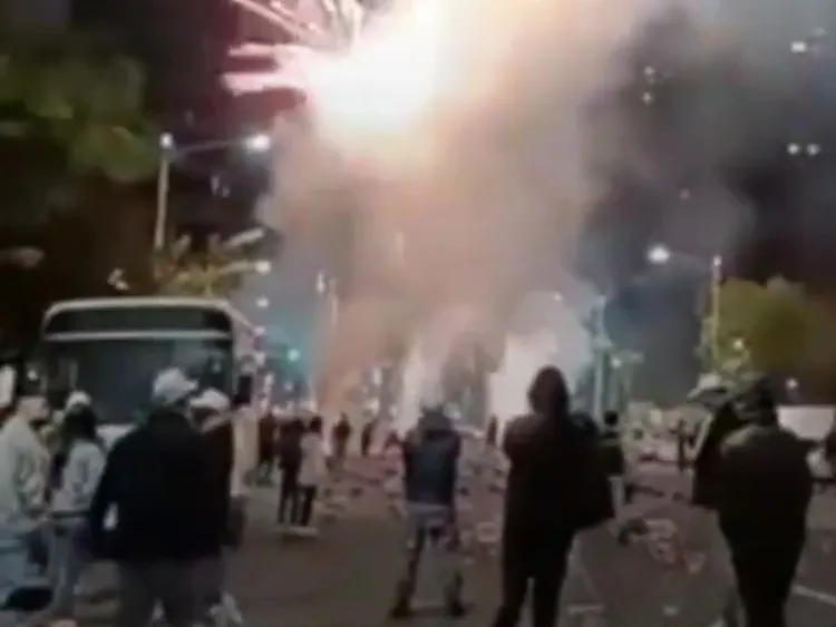 宮廟遶境施放大量煙火炮竹，造成交通、空污及噪音。讀者提供