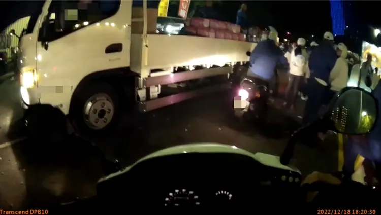 原本還有一輛載滿煙火炮竹的貨車要進入施放，被警方制止。讀者提供