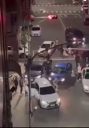 7車包圍攔車，持球棍狂砸。取自臉書爆怨公社