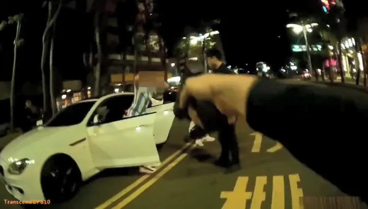 警方持槍喝令歹徒下車。讀者提供