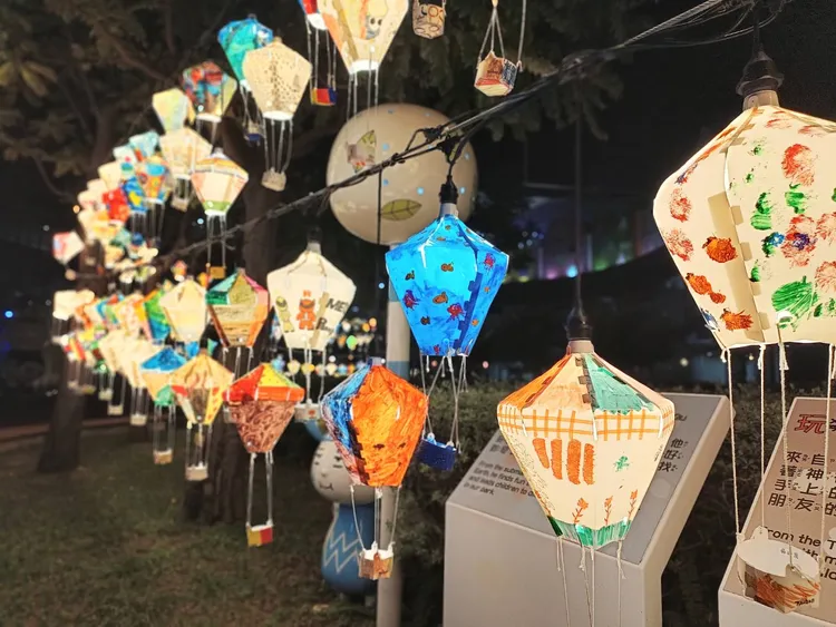 園區掛上小朋友彩繪原住民風情的台東熱氣球。北捷提供