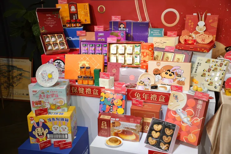 有各式年節伴手禮、保健禮盒等多樣選擇。陳志淵攝