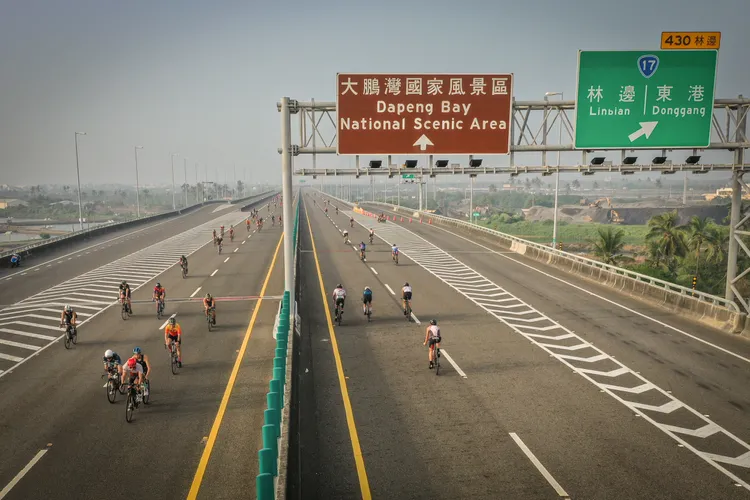 國道三號道為鐵人賽事今天上午一度封閉。鵬管處提供