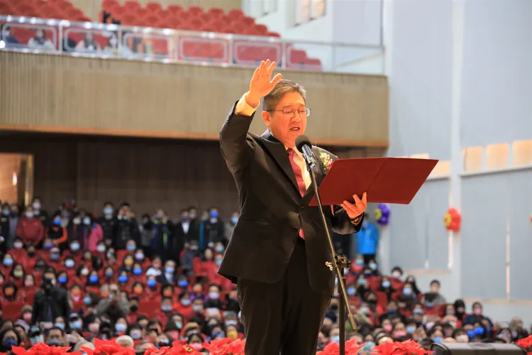 當選連任的新竹縣長楊文科今天（25日）宣誓就職。新竹縣政府提供