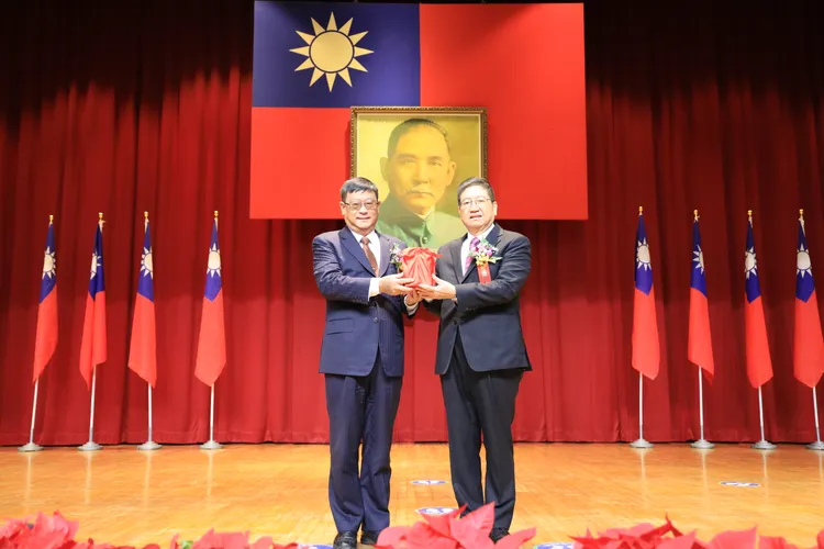 第19屆新竹縣長就職典禮，由行政院環保署長張子敬（左）擔任監交人，交付印信給新任縣長楊文科（右）。新竹縣政府提供