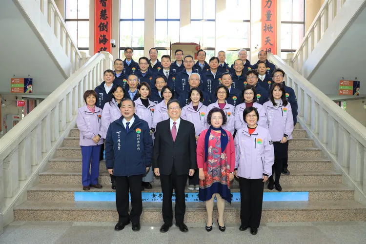 第19屆新竹縣長楊文科（前排左2）、縣長夫人甘秀美（前排右2）與副縣長陳見賢（前排左1）、秘書長陳季媛（前排右1）以及縣府局處首長合影。新竹縣政府提供