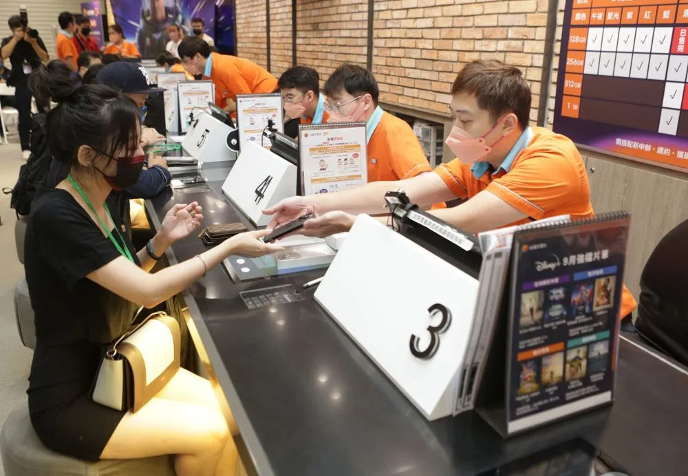 台灣大哥大今年9月推出iPhone購機優惠,吸引民眾搶辦。資料照