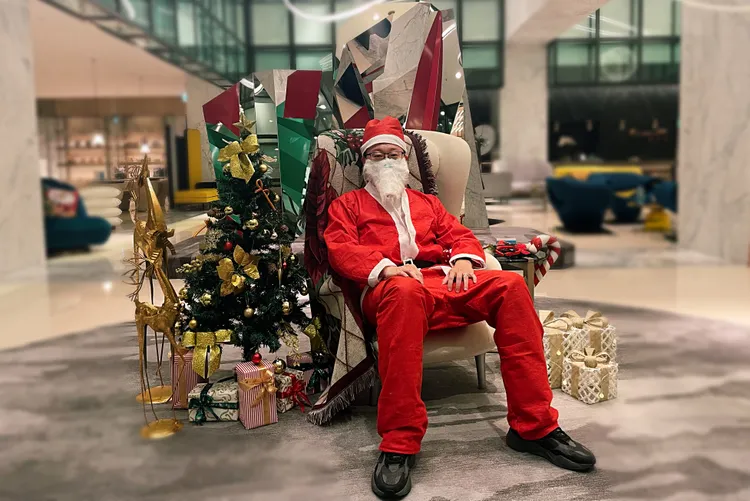 酒店一樓設置聖誕老人休息區，讓客人自行cos聖誕角色。台中李方艾美酒店提供