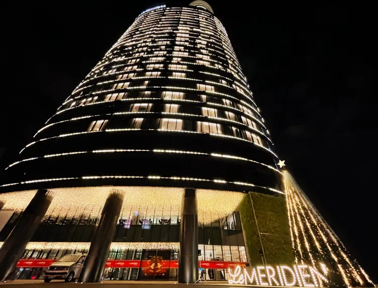 飯店外牆燈光秀點亮台中中區，成為最新打卡景點。台中李方艾美酒店提供