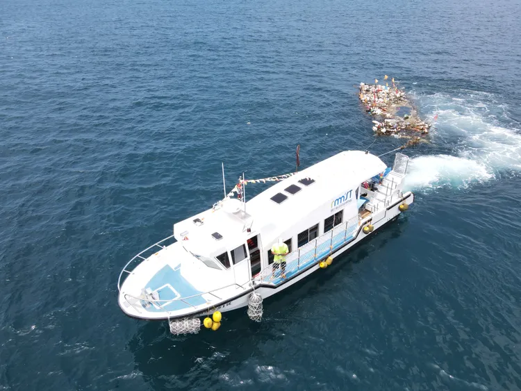 潮境方舟平日在海上執行海灣環境維護。翻攝畫面