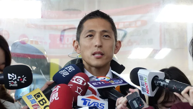 吳怡農在掃街前受訪。莊宗達攝