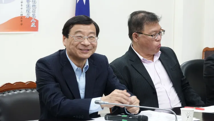 國民黨團曾銘宗（左）霸氣表示「誰選得贏誰選」。莊宗達攝