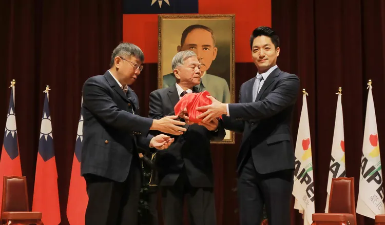 柯文哲交接印信予蔣萬安。資料照片