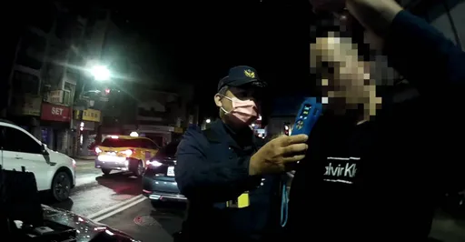 酒駕累犯昏睡路口  哀求巡邏警叫代駕