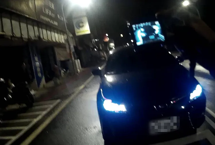 巡邏警發現敲窗叫醒陳男。警方提供