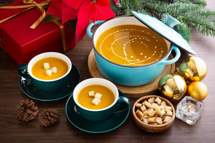 耶誕南瓜濃湯佐麵包。業者提供