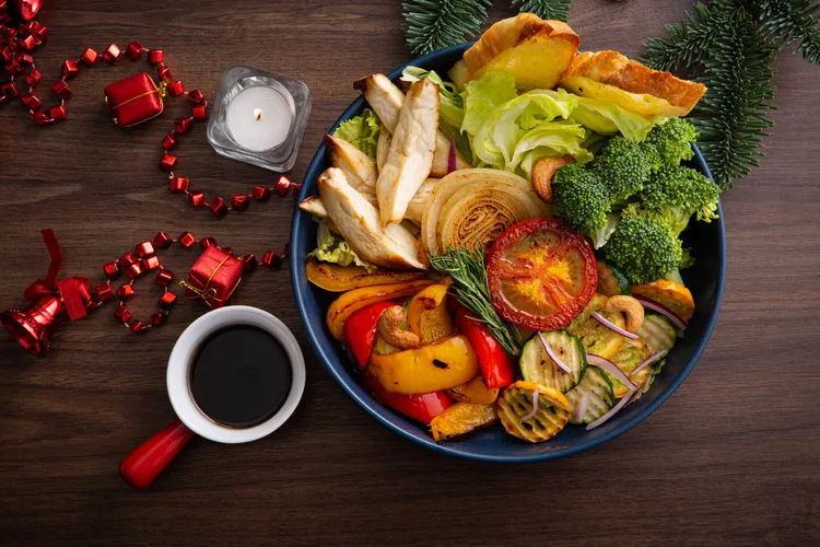 爐烤鮮蔬溫沙拉盤左巴薩米克醋。業者提供