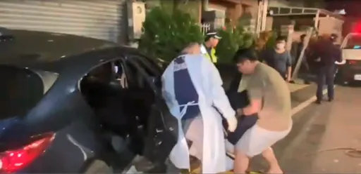 驚悚畫面曝光！家門前車突暴衝2鄰險波及　嘉義翁自撞花圃不治