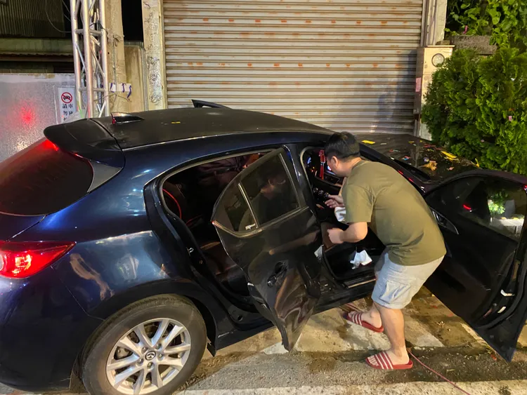 轎車突爆衝自撞花圃，鄰居趕緊報案。讀者提供