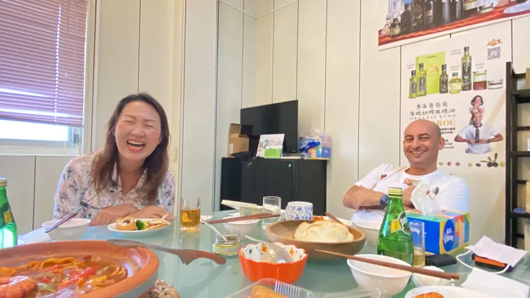 施莉莉與卜士鈞回想剛相識之初，兩人都笑到樂不可支。孫英哲攝