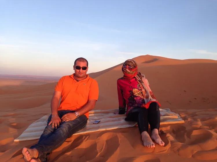 卜士鈞與施莉莉在摩洛哥撒哈拉沙漠。施莉莉提供
