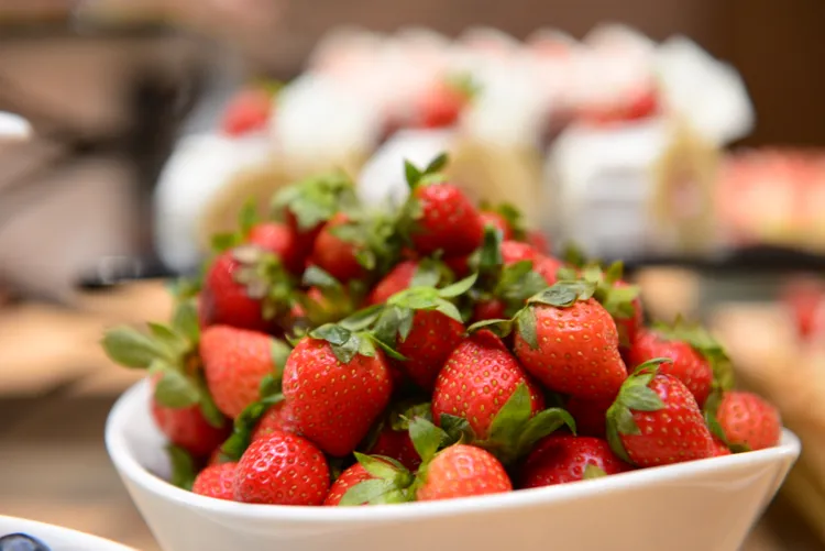 新鮮草莓也能吃到飽，簡單配上煉乳嘗起來香甜可口。業者提供
