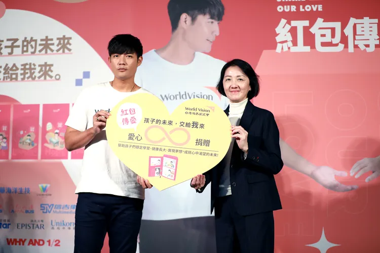 旅美投手王維中與台灣世界展望會會長李紹齡。  世界展望會提供