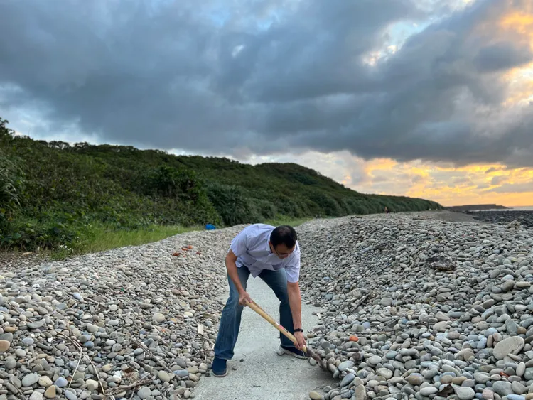 高啟輔號召淡水當地居民加入清理步道及淨灘行列。陳彩玲攝