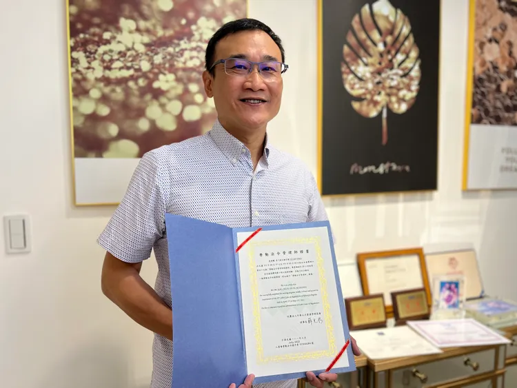 高啟輔以口試第一名考取勞動法令管理師認證。陳彩玲攝