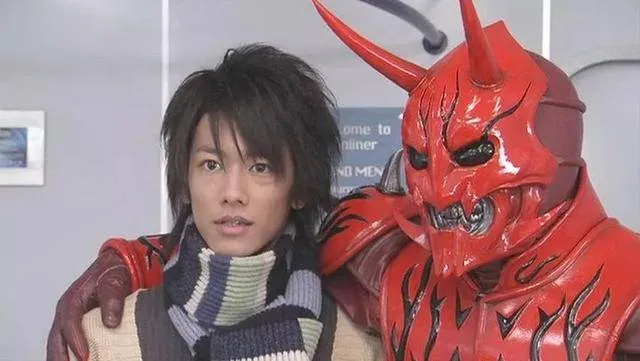 佐藤健18歲演出《假面騎士電王》，當年身形瘦弱。翻攝朝日電視台