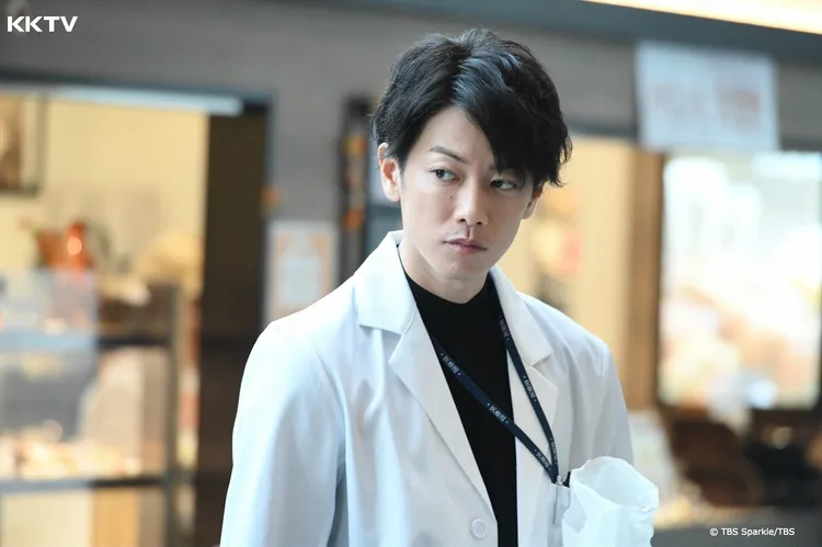 佐藤健在《戀愛可以持續到天長地久》飾演毒舌卻浪漫的醫生。KKTV提供
