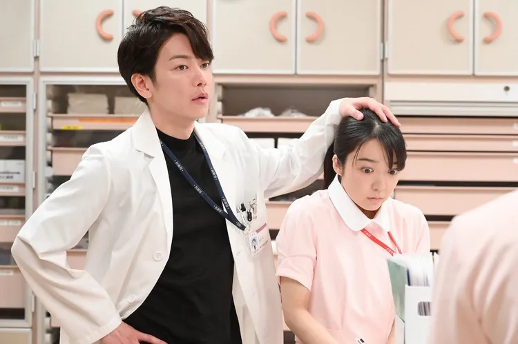 佐藤健（左）和上白石萌音演出《戀愛可以持續到天長地久》，兩人有最萌身高差。